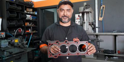 Mecânico segurando uma junta de cabeçote RIO. troca da junta de cabeçote.