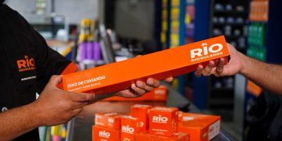 Vendedor de sucesso entregando um eixo de comando RIO para um aplicador. Se tornar um vendedor de sucesso