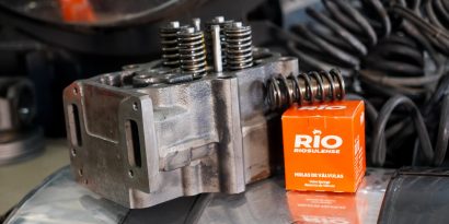 Molas de válvula: uma caixa RIO ao lado de um alojamento de válvulas com as molas de válvulas.