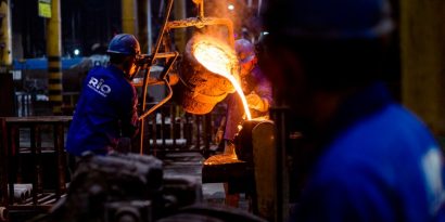 Torne-se um profissional metalúrgico de sucesso! Este guia completo oferece tudo o que você precisa para iniciar e desenvolver sua carreira.